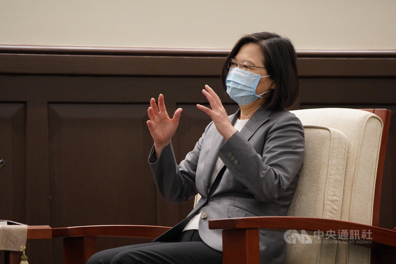總統蔡英文(圖)29日在總統府接見第16屆中華民國傑出建築師獎得獎者,暢談她自己對建築的喜愛。中央社記者徐肇昌攝 109年6月29日