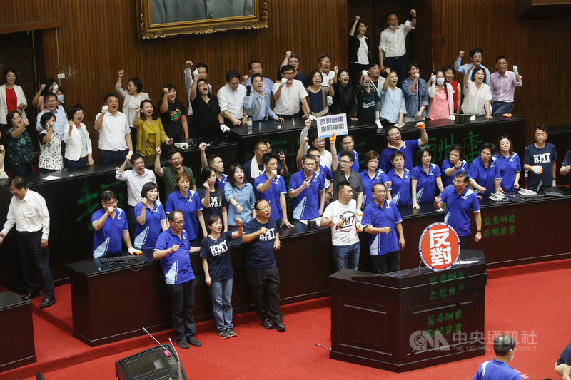 國民黨立委29日持續占領立法院議場,民進黨立委上午攻入議場,藍綠雙方推擠將近一小時,民進黨立委已取得主席台主導權,約12時06分,主席台上的國民黨立委已全數遭清空,也結束約20個小時的占據行動。中央社記者鄭傑文攝 109年6月29日