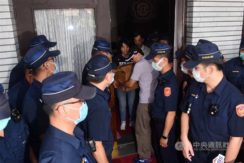 國民黨立法院黨團28日下午破門進入議場,占據主席台,要求總統蔡英文撤換監察院長被提名人陳菊,截至29日上午7點,藍委仍持續占領議場,已超過12小時。圖為29日清晨立委助理遞送物資進議場。中央社記者林俊耀攝 109年6月29日
