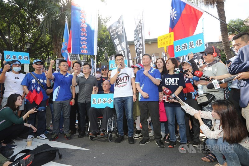 國民黨立委28日無預警占據立法院議場,國民黨主席江啟臣(中,白衣)、黨團總召林為洲(中右)29日在立法院大門前舉行記者會,重申反對前總統府祕書長陳菊擔任監察院長的立場。中央社記者鄭傑文攝 109年6月29日