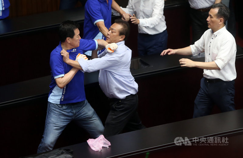 國民黨立委29日持續占領議場,民進黨立委攻入議場,雙方隨即爆發推擠衝突,打成一團。中央社記者鄭傑文攝 109年6月29日