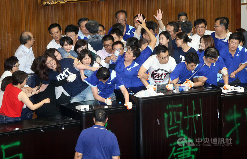 國民黨立委29日持續占領議場,民進黨立委攻入議場,雙方隨即爆發推擠衝突,搶占主席台。中央社記者鄭傑文攝 109年6月29日