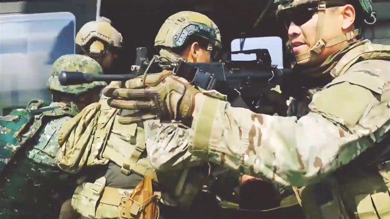 美軍特戰第一總隊2019年2月在社群公布EXCELLENCE形象短片,披露美軍在台灣與陸軍特戰人員共同操演、協訓畫面。(圖取自facebook.com/1stSFGroup)