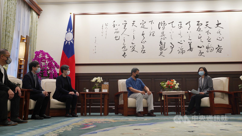 總統蔡英文(右)29日在總統府接見第16屆中華民國傑出建築師獎得獎者,肯定他們對台灣建築的貢獻。中央社記者徐肇昌攝 109年6月29日
