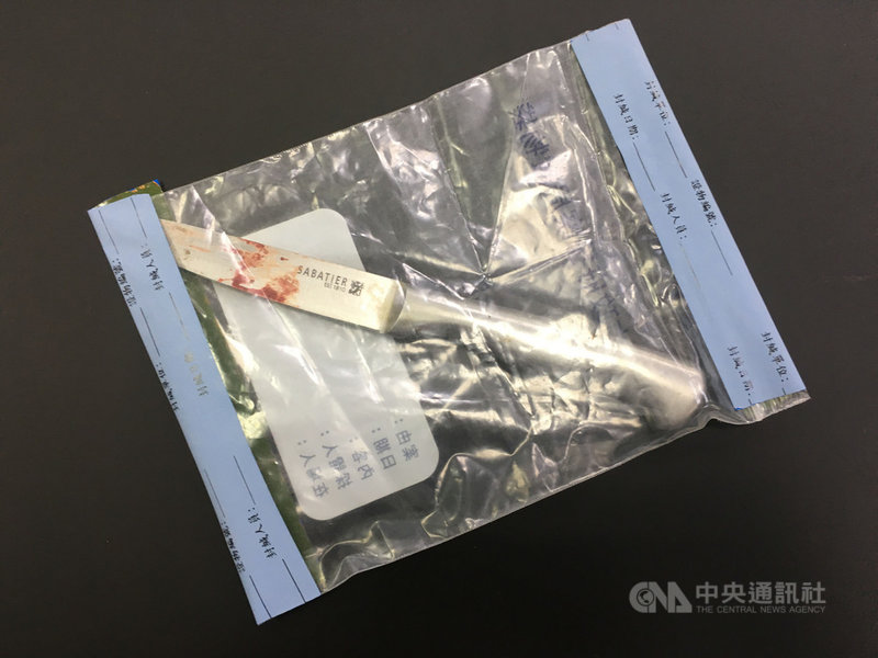 台中市張姓男子30日為挽回陳姓前女友,到陳女住處談判,突然持刀刺死對方後逃逸,警方循線逮捕他時,張男突然持刀自殘,警方將他送醫救治,並查扣比對張男自殘的刀具是否為凶刀。(翻攝畫面)中央社記者蘇木春傳真 109年6月30日