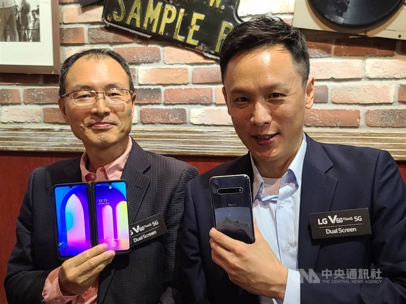 備戰5G換機潮,台灣LG電子日前在台推出首款5G雙螢幕手機。圖左為台灣LG電子董事長宋益煥、右為台灣LG電子電信通路營業部協理陳逸思。中央社記者江明晏攝 109年5月29日
