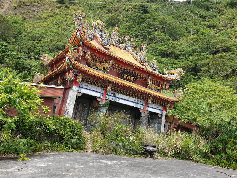 嘉義梅山太和村振興宮因八八風災地層滑動，廟宇位移、傾斜，近年成為觀光秘境；阿里山國家風景管理處將設立觀景平台，方便旅客到此一遊。（郭凱迪提供）中央社記者蔡智明傳真　109年6月30日