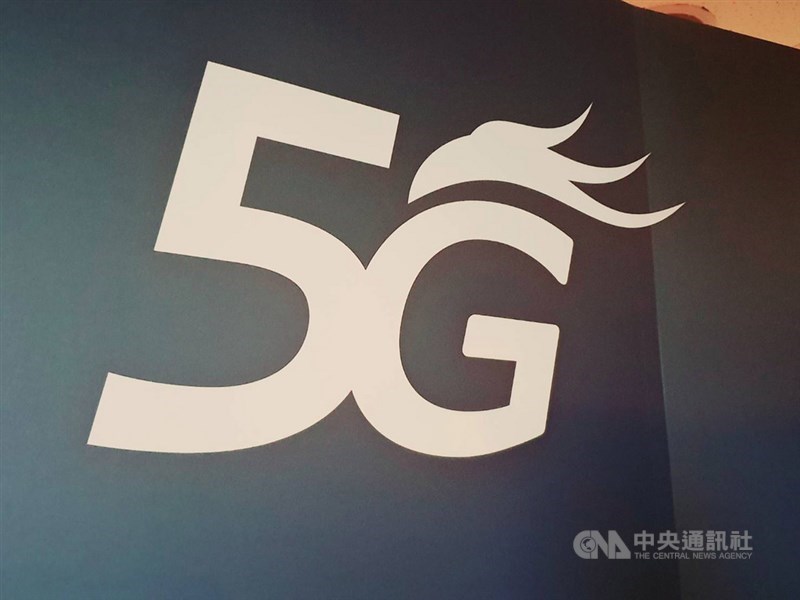 中華電信30日上午正式5G開台,宣布五月天為5G品牌代言人,並公布5G資費。(中央社檔案照片)