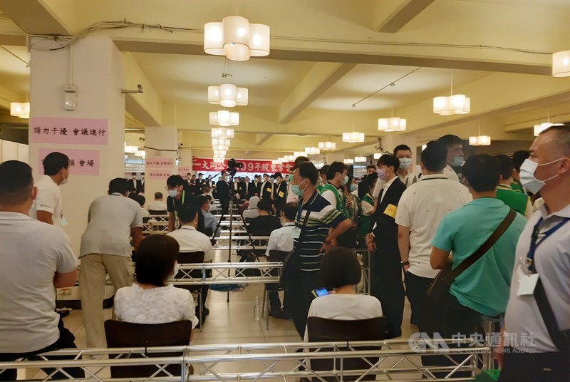 大同公司30日舉行股東常會改選董事,主持會議的董事長林郭文豔與股東區保持相當距離。中央社記者潘智義攝 109年6月30日