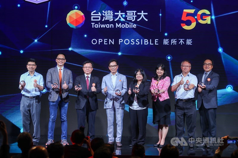 台灣大哥大30日下午舉行5G開台記者會,台灣大哥大總經理林之晨(左2起)、國家通訊傳播委員會(NCC)主委陳耀祥、台灣大哥大董事長蔡明忠等嘉賓共同參與見證。中央社記者王騰毅攝 109年6月30日