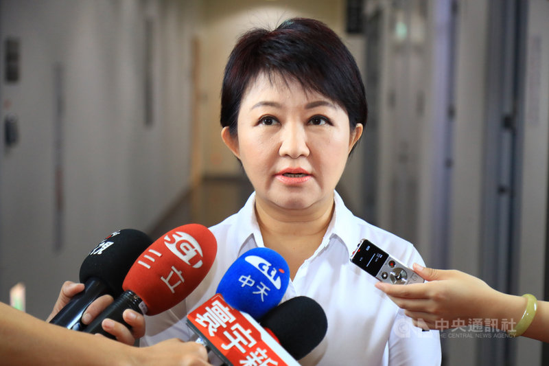 台中火力發電廠重啟2號機組遭市府先後開罰新台幣200萬元、2000萬元;不過,環保署日前來函撤銷200萬元罰單,台中市長盧秀燕(圖)30日說,中央為台電解套,犧牲中部人健康實在太不應該。中央社記者郝雪卿攝 109年6月30日