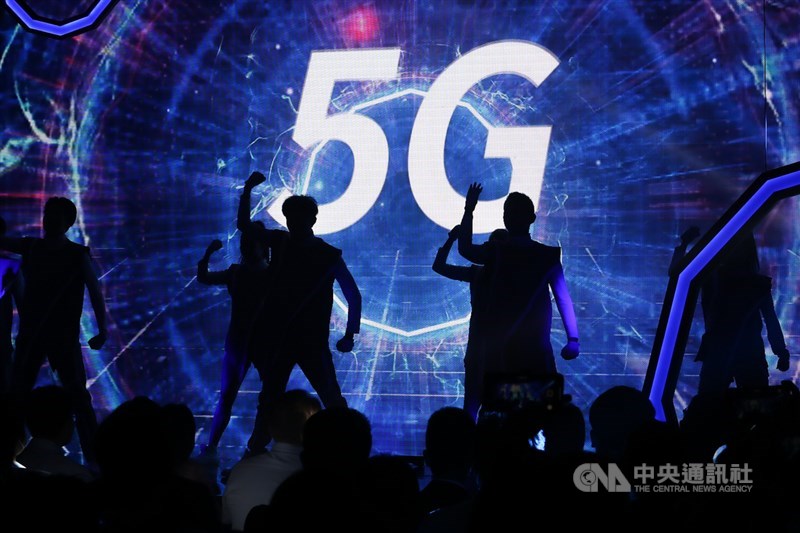 台灣大哥大30日舉行5G開台記者會,開場邀請舞者動感演出宣告5G時代來臨。中央社記者王騰毅攝 109年6月30日