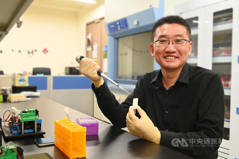 清華大學生物醫學工程研究所教授鄭兆珉,研發出全球第一個可供臨床使用的武漢肺炎重症快篩試片,30日正式發表,他說,只要將患者的血清滴入試片,2分鐘就可辨別即將發生呼吸衰竭的重症患者。(清華大學提供)中央社記者郭宣彣傳真 109年6月30日