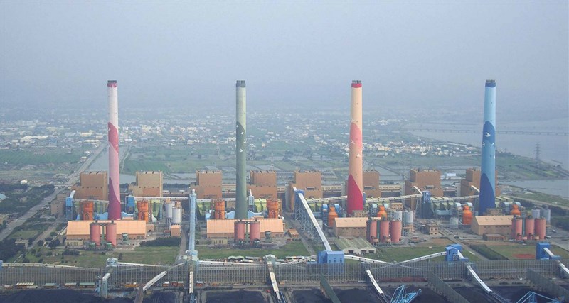 環保署2月間撤銷台中市環保局對台中火力發電廠(圖)做出的3項處分。台中市環保局向台北高等行政法院聲請停止執行。北高行8月7日駁回聲請。全案可抗告。(台電提供)中央社