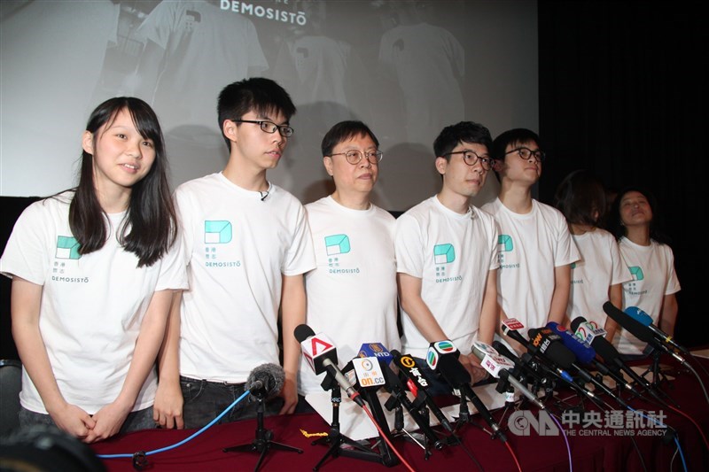 中國全國人大常委會通過「港區國家安全法」後,香港眾志的核心成員黃之鋒(左2 )、羅冠聰(左4)、周庭(左1)和敖卓軒等人,宣布退出眾志。圖為2016年眾志成立舉行記者會。(中央社檔案照片)