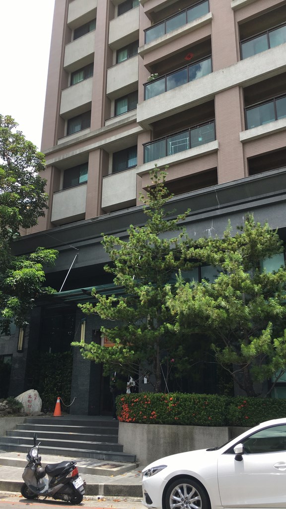 台中市陳姓女子30日中午與張姓前男友在社區大樓大廳旁談判，過程中雙方發生爭吵，張男突然持刀刺向女子胸口後逃逸，陳女送醫後傷重不治，警方到場調閱監視器，已掌握張男身分追緝中。（民眾提供）中央社記者蘇木春傳真　109年6月30日