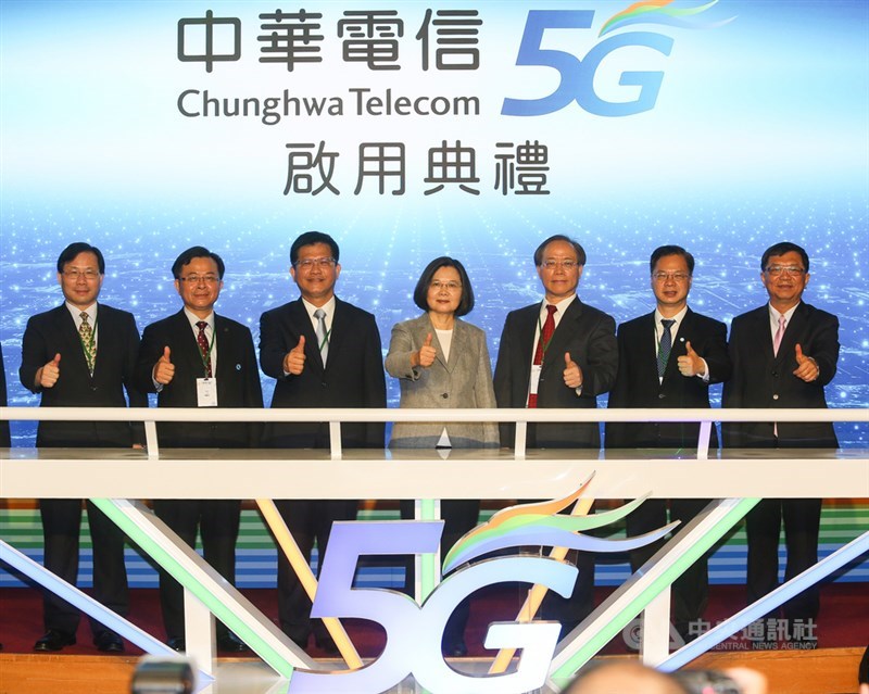 中華電信30日舉行5G啟用典禮,總統蔡英文(中)、交通部長林佳龍(左3)、中華電信董事長謝繼茂(右3)等人出席啟用儀式,宣告台灣進入5G服務世代。中央社記者謝佳璋攝 109年6月30日
