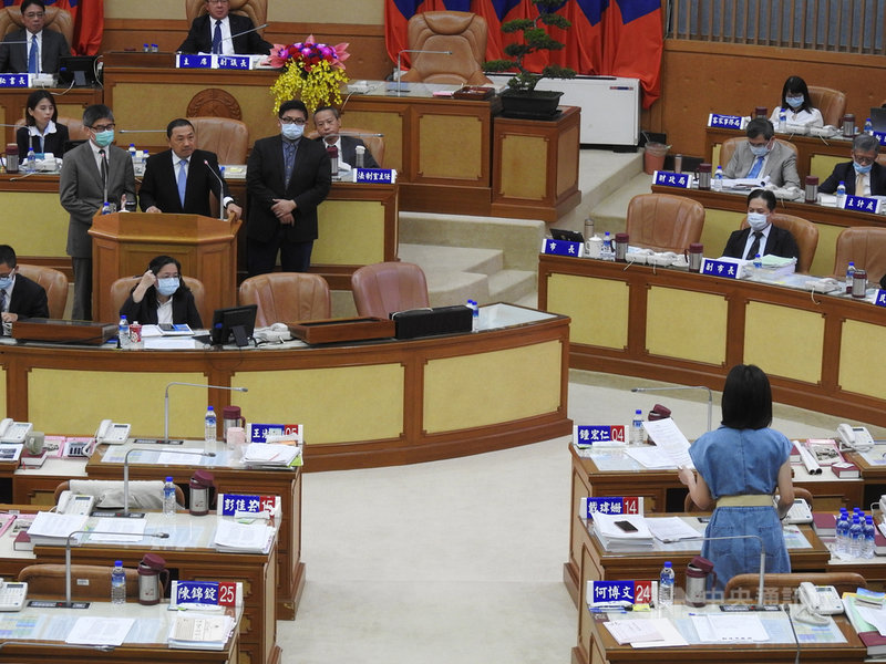 新北市議員戴瑋姍(前右,藍衣)1日在議會質詢表示,板橋區某寵物店販賣生病寵物給不知情的消費者,還要求放棄農委會版的定型化契約,使得消費爭議不斷。新北市長侯友宜(2排左2)說,會隨時查察並裁罰。中央社記者王鴻國攝 109年7月1日