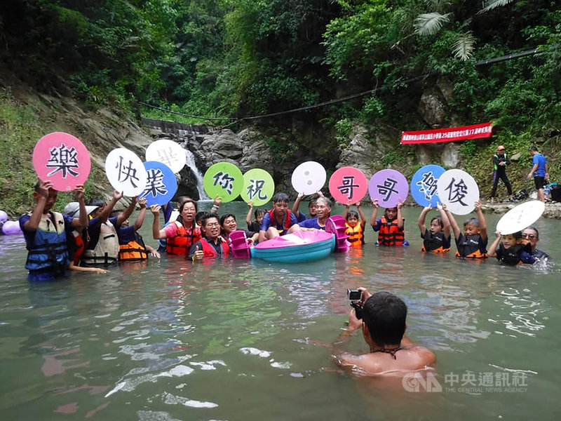 瀑布下畢業典禮茶山國小歡送唯一畢業生 地方 中央社cna