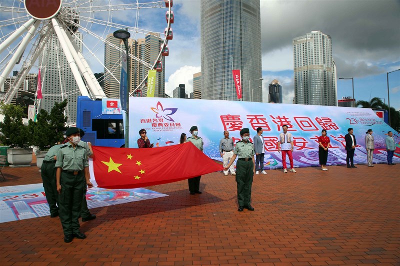 「港區國安法」引發寒蟬效應,至少已有7個曾主張港獨或「民族自決」的香港政治組織和推動民間外交的組織自行宣布解散。圖為7月1日,香港各界慶典委員會在中環碼頭舉行「慶香港回歸 賀國安立法」啟動禮。(中通社提供)中央社 109年7月1日