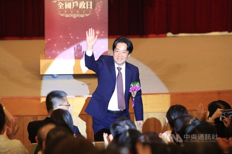 副總統賴清德(中)1日在台北出席「109年全國戶政日慶祝活動頒獎表揚典禮」,向與會者揮手致意。中央社記者吳家昇攝 109年7月1日