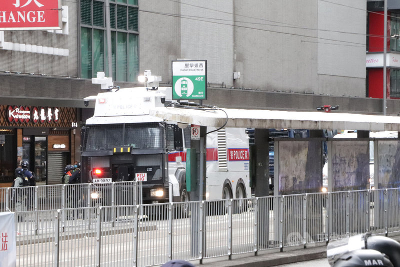 「港區國安法」生效後,在主權移交23週年紀念日這一天,不少香港市民下午仍前往銅鑼灣崇光百貨一帶示威遊行,並高呼「香港獨立」口號;警方數度舉旗警告後,於下午2時許出動水砲車驅散人群。圖為警方出動水砲車在銅鑼灣戒備。中央社記者張謙香港攝 109年7月1日