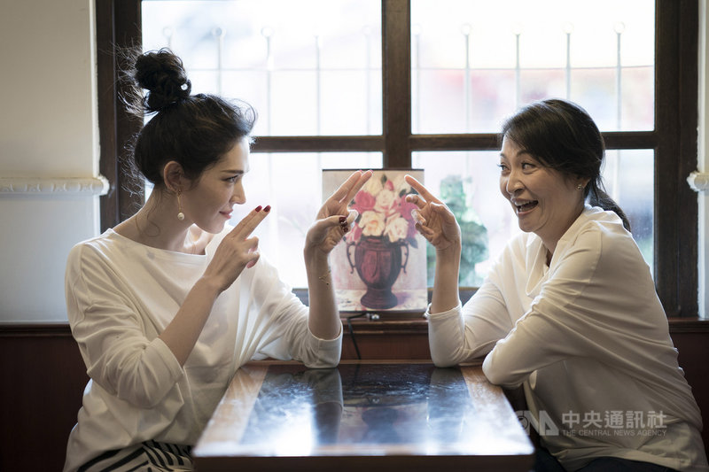 藝人許瑋甯(左)首部舞台劇演出,在果陀劇場劇作「我的大老婆」中搭檔台大戲劇系副教授姚坤君(右),兩人戲裡戲外互動默契佳。(果陀劇場提供)中央社記者趙靜瑜傳真 109年7月1日
