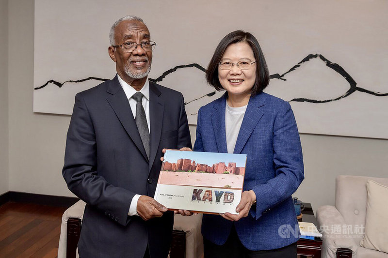 索馬利蘭外長穆雅辛(H.E Yasin Hagi Mohamoud)(左)與外交部長吳釗燮2月26日簽署互設代表處議定書後,晉見總統蔡英文(右)。(外交部提供)中央社記者陳韻聿傳真 109年7月1日