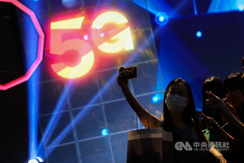 中華電信、台灣大哥大30日先後舉行5G開台記者會,宣告台灣電信業5G時代來臨,可望集結旗下電信、網路、媒體與電子商務、娛樂等業務,提升用戶的使用體驗。中央社記者王騰毅攝 109年6月30日