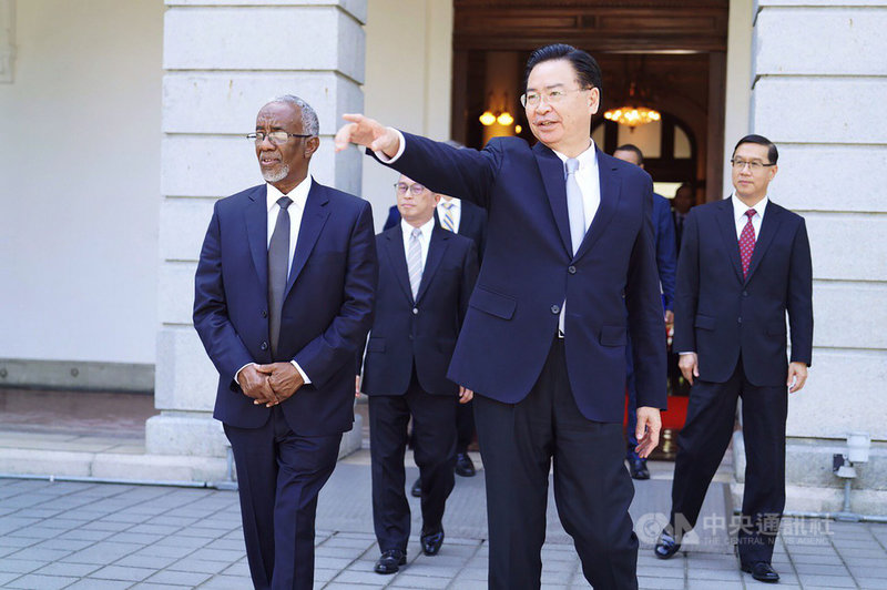 索馬利蘭外長穆雅辛(H.E Yasin Hagi Mohamoud)(前左)2月23日訪台,與外交部長吳釗燮(前右)簽署議定書,雙方將互設代表處。(外交部提供)中央社記者陳韻聿傳真 109年7月1日