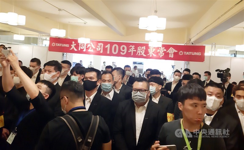 大同公司30日舉行股東常會改選董事,因市場派多數股權遭公司刪除,無法投票支持董事人選,在會場抗議。中央社記者潘智義攝 109年6月30日