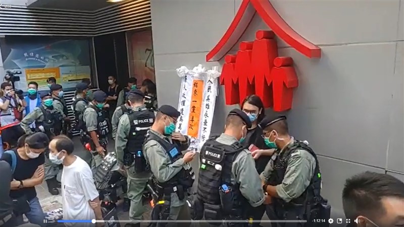 香港泛民主派組織「社會民主連線」10多名成員1日遊行,抗議港府推行「港區國安法」,港警雖未阻止遊行,但首度引用「港區國安法」對參與成員進行搜身。(圖取自facebook.com/hklsd)