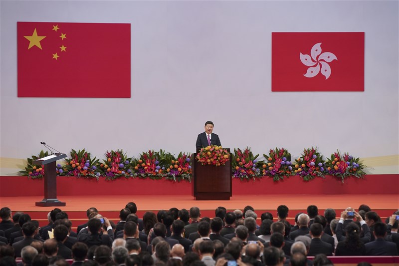 紐時指出,中共總書記習近平對各國反對「港區國安法」毫不在意,顯示他按照獨裁方式「重塑香港」的決心。圖為習近平2017年於香港回歸20週年大會發表談話。(檔案照片/中新社提供)