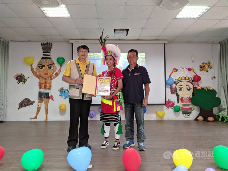 秀姑巒溪左岸有一處阿美族古老的奇美部落,部落裡的奇美國小全校學生14人,今年畢業生僅1人;畢業生胡宜淳(中)1日穿著族服參加畢業典禮,在身兼家長會長的舅舅陪同下,由校長賴健雄(左)頒發畢業證書。(奇美國小提供)中央社記者李先鳳傳真109年7月2日
