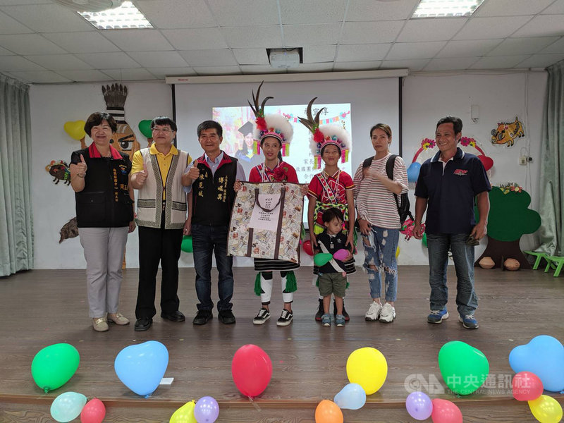 花蓮縣奇美國小全校學生14人,今年畢業生僅1人,1日舉行畢業典禮,畢業生胡宜淳(左4)拿到縣長獎、議長獎、鄉長獎、村長獎、家長會長獎、救國團熱心服務獎、合作教育獎、美學卓越獎、清寒優秀獎學金,學校還準備一個大袋子讓她裝獎品。(奇美國小提供)中央社記者李先鳳傳真109年7月2日
