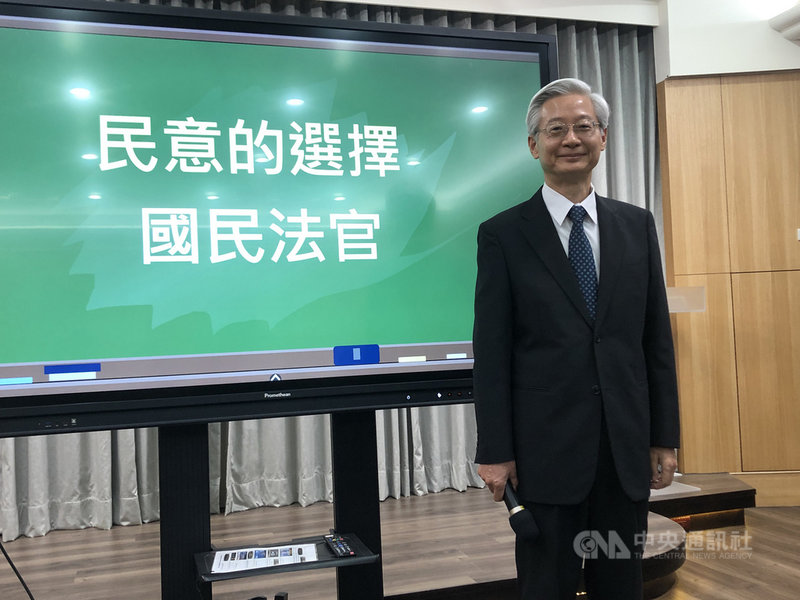 司法院刑事廳2日中午與媒體茶敘,主題為「民意的選擇–國民法官」,司法院祕書長林輝煌表示,國民法官制度由6名國民法官和3名職業法官「合審合判」,專審二類重大刑案,分別為本刑10年以上之罪、因犯罪而發生死亡的案件,平均每年500多件。中央社記者劉世怡攝 109年7月2日