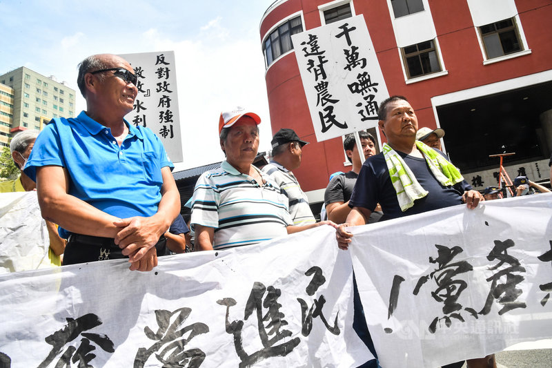 立法院臨時會院會2日審查農田水利法草案,反消滅水利會全國自救總會號召農民北上,在立法院外拉布條要求撤回提案。中央社記者林俊耀攝 109年7月2日