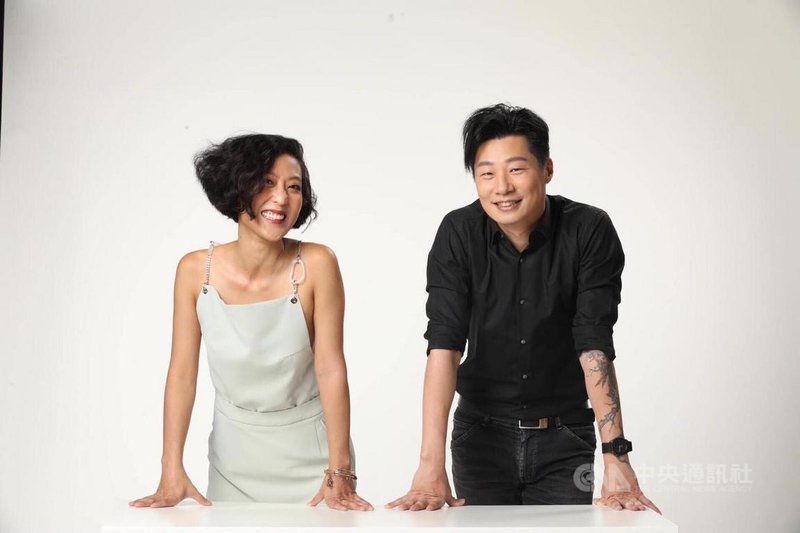 閃靈樂團主唱Freddy林昶佐(右)與民進黨籍新境界文教基金會副執行長吳怡農的妹妹Emily Wu(左)合體主持Podcast節目「政治重金屬Metalhead Politics」,暢聊國際時事,受到網友好評。(閃靈提供)中央社記者王心妤傳真 109年7月2日