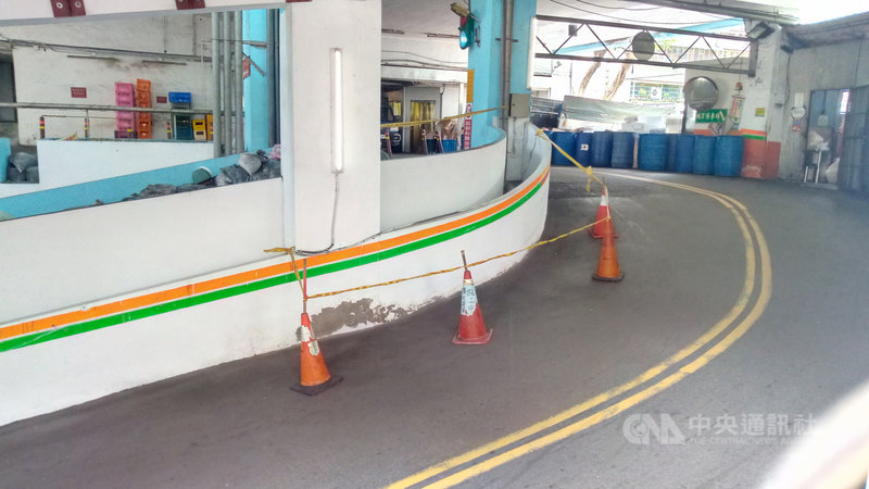 台北市議員王浩接獲陳情,指稱位於民族東路的台北魚市停車場,車道出現些微下陷、梁柱剝落等狀況。(王浩辦公室提供)中央社記者劉建邦傳真 109年7月2日