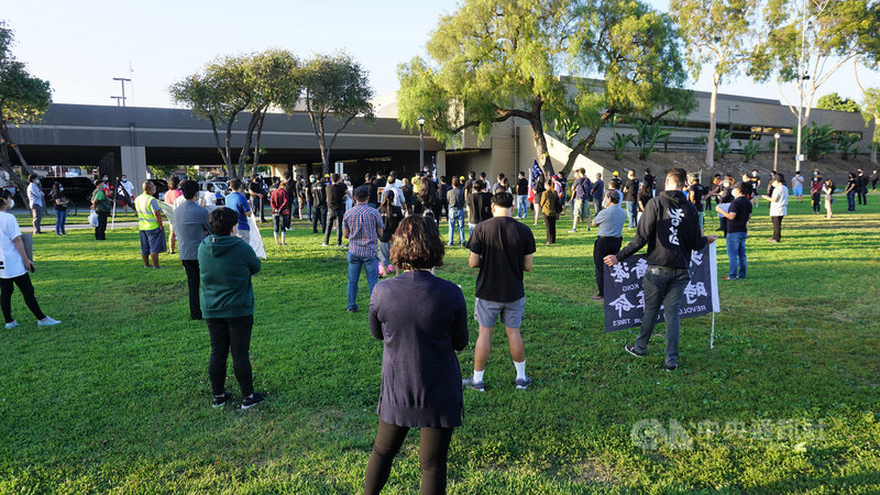 上百名在美香港人1日在洛杉磯郊區的公園集會,抗議港區國安法,疫情之下人人戴口罩,保持社交距離。中央社記者林宏翰洛杉磯攝 109年7月2日