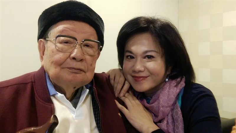 前考試院長邱創煥(左)的女兒邱佩琳(右)表示,父親2日中午辭世,享壽96歲。(圖取自邱佩琳臉書facebook.com)
