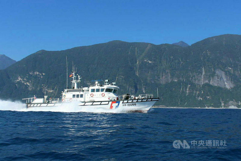 屏東縣東港區漁會總幹事林漢丑表示,今年因應黑鮪魚汛期,漁會與海巡署都保持密切聯繫,讓海巡署了解漁民作業海域與需求,並依照漁船作業分布情形,每天在台灣和菲律賓重疊海域部署1至3艘海巡艦艇,讓漁民相當感謝。(東港區漁會提供)中央社記者郭芷瑄傳真 109年7月3日