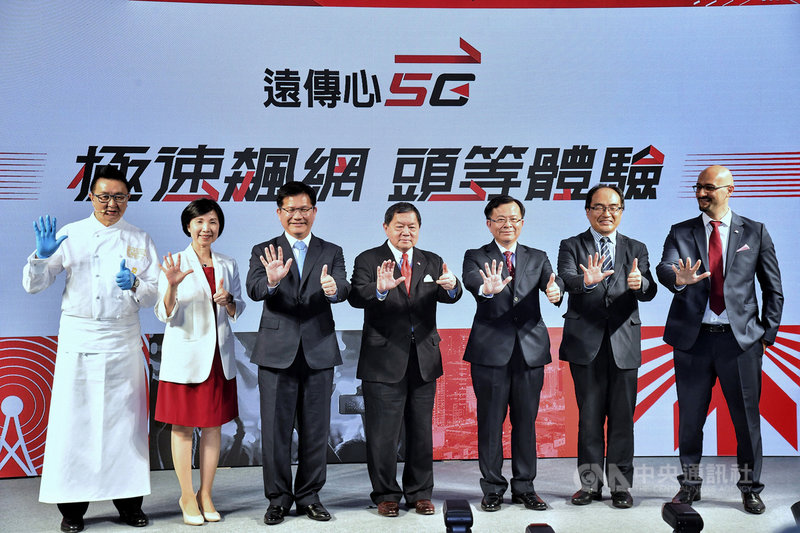 遠傳電信5G開賣記者會3日在台北舉行,交通部長林佳龍(左3)、遠傳董事長徐旭東(左4)、國家通訊傳播委員會(NCC)代理主委陳耀祥(右3)、工業局長呂正華(右2)及遠傳總經理井琪(左2)等人出席。中央社記者王飛華攝 109年7月3日
