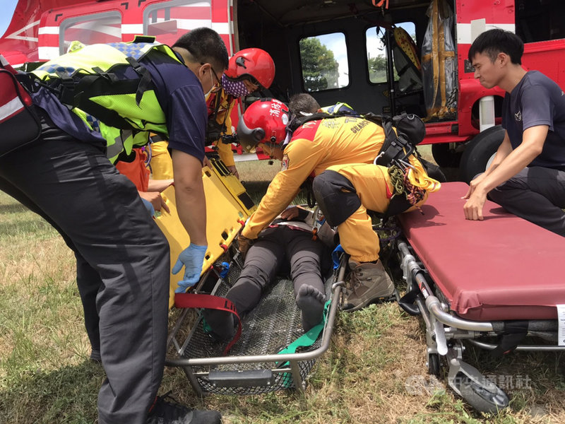 林姓女登山客跟團攀登八通關越嶺線，4日不慎摔落邊坡，意識模糊、無法行走，經台東空勤協助吊掛下山，送往玉里慈濟醫院救治。（花蓮縣消防局提供）中央社記者張祈傳真　109年7月4日