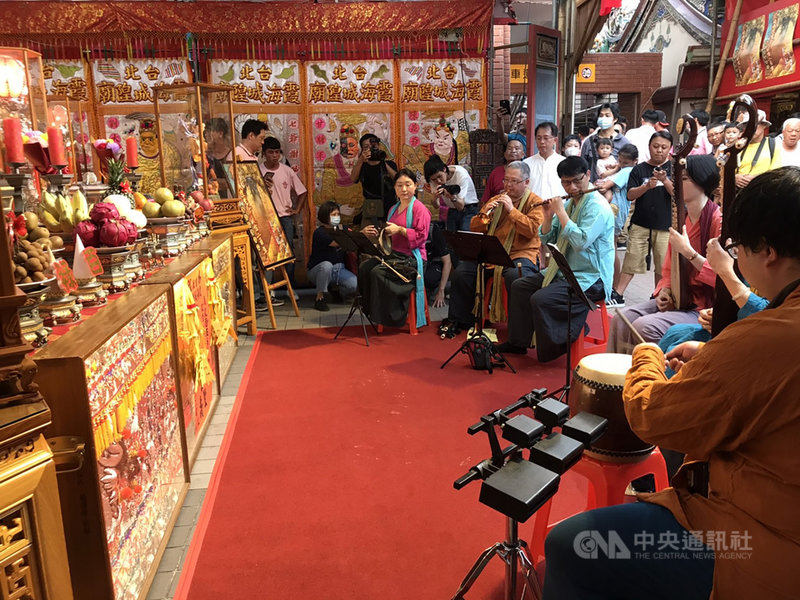 2020台北霞海城隍文化節4日正式啟動,農曆5月14日也是霞海城隍爺誕辰,廟方特別請來國樂團現場演奏,增添喜慶氣息。中央社記者陳怡璇攝 109年7月4日