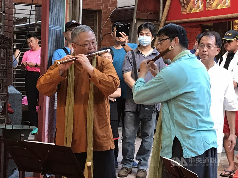 台北霞海城隍爺農曆5月14日迎誕辰,2020霞海城隍文化節4日同步開跑,今年適逢霞海城隍爺渡台200年,廟方盛大慶祝,邀請琴園國樂團到場獻藝,為城隍爺祝壽。中央社記者陳怡璇攝 109年7月4日