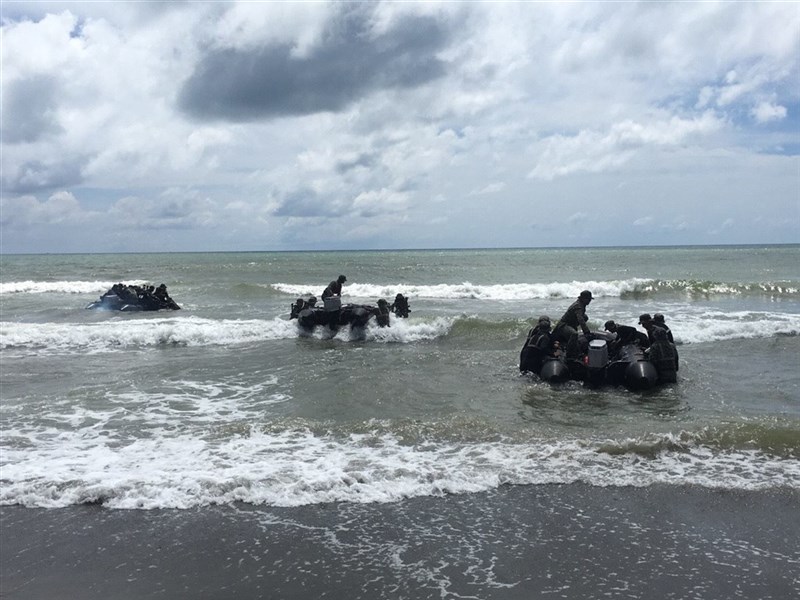 海軍3日在左營進行聯興操演時,海軍陸戰隊99旅步二營小艇翻覆,3人落海後昏迷,送醫搶救。圖為2018年海軍陸戰隊操演情形。(圖取自facebook.com/ROCMarineCorp)