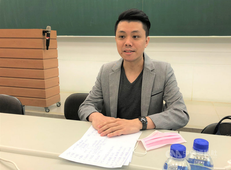 109學年度大學入學指定科目考試持續展開,4日上午第2節考國文科,台北市補教協會邀請補教老師陳良吉解析試題。中央社記者陳至中攝 109年7月4日