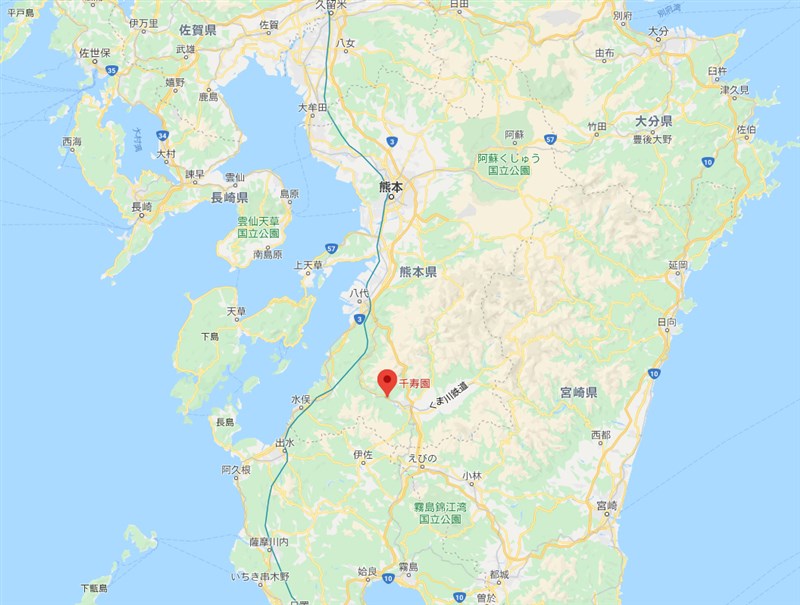 日本九州南部豪雨成災,球磨川氾濫,導致一所名為「千壽園」的老人養護之家(紅標處)淹水,多人死亡。(圖取自Google地圖google.com/maps)