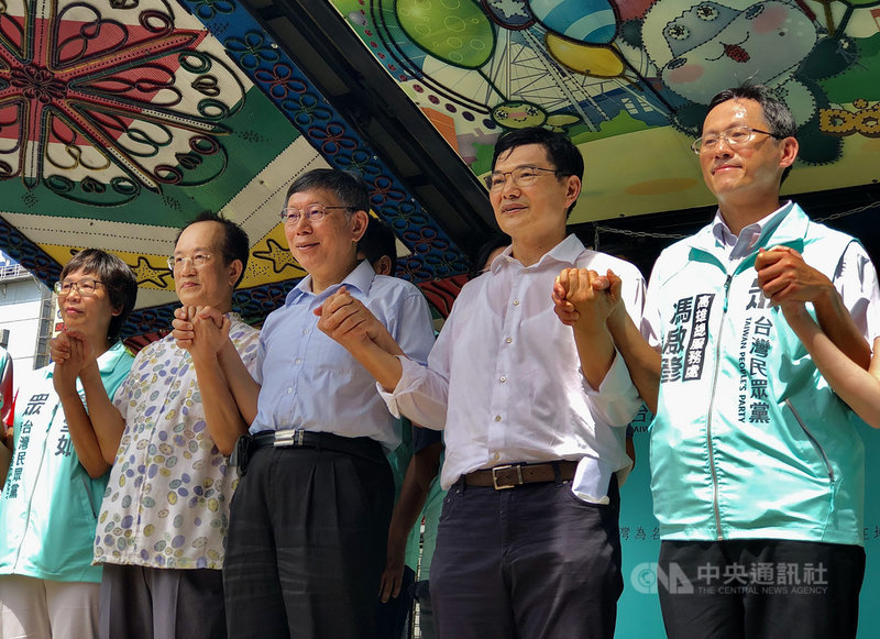 台灣民眾黨高雄鳳山服務處4日下午成立,黨主席柯文哲(右3)與黨提名高雄市長補選參選人吳益政(右2)前往揭牌,並與同黨立委蔡壁如(左)等人同台造勢。中央社記者侯文婷攝 109年7月4日